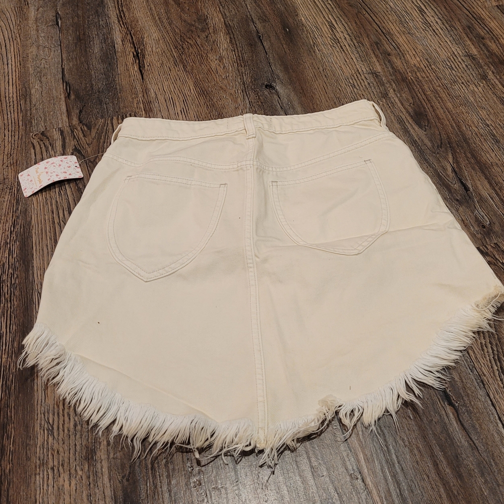 Stylish Cream Frayed Hem Women's Shorts - Picture 5 of 5